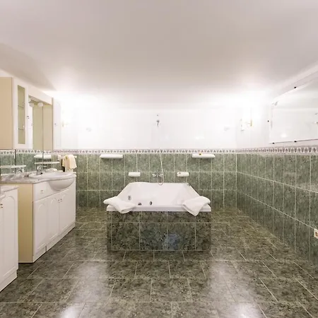 Majestic Manor In With Private Pool Valenca
