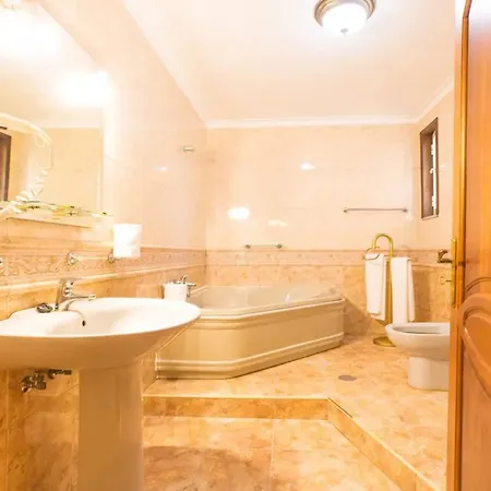 Majestic Manor In With Private Pool Valenca