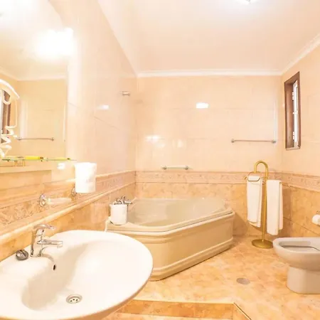 Majestic Manor In With Private Pool Valenca