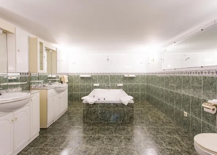 Majestic Manor In With Private Pool Valenca