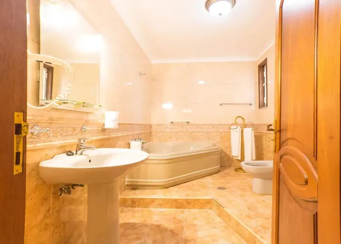 Majestic Manor In With Private Pool Valenca